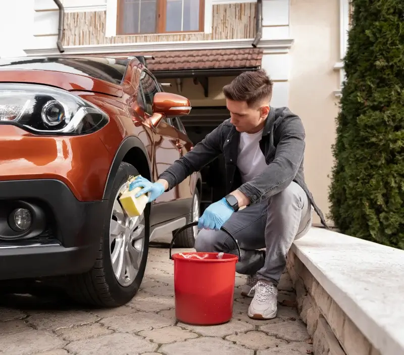 Lavage auto à domicile Plénée-Jugon : professionnel intervenant sur un véhicule
